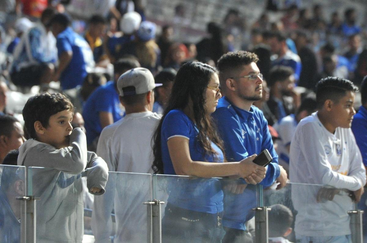 Imagens das torcidas de Cruzeiro e Corinthians no Mineiro