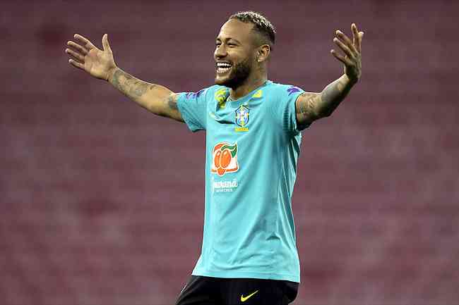 Neymar mostra descontrao no treino da Seleo na Arena Pernambuco: apoio destacado 