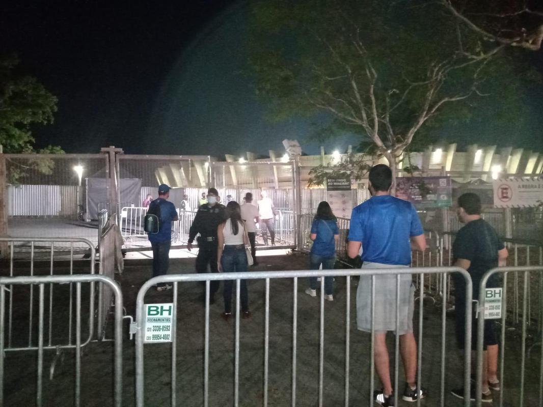 Torcedores do Cruzeiro aguardam abertura da esplanada do Mineiro