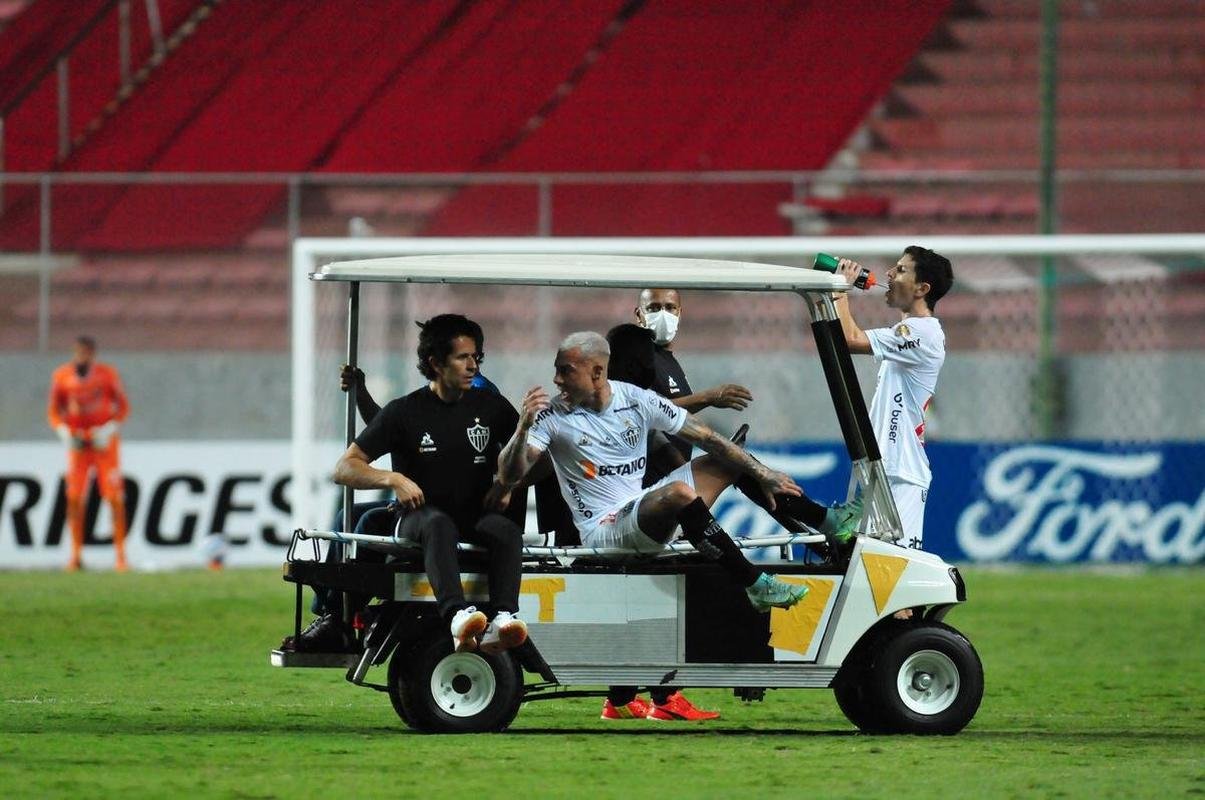 Momento em que Vargas, do Atltico, deixou o clssico com o Amrica, pela Libertadores, com contuso muscular
