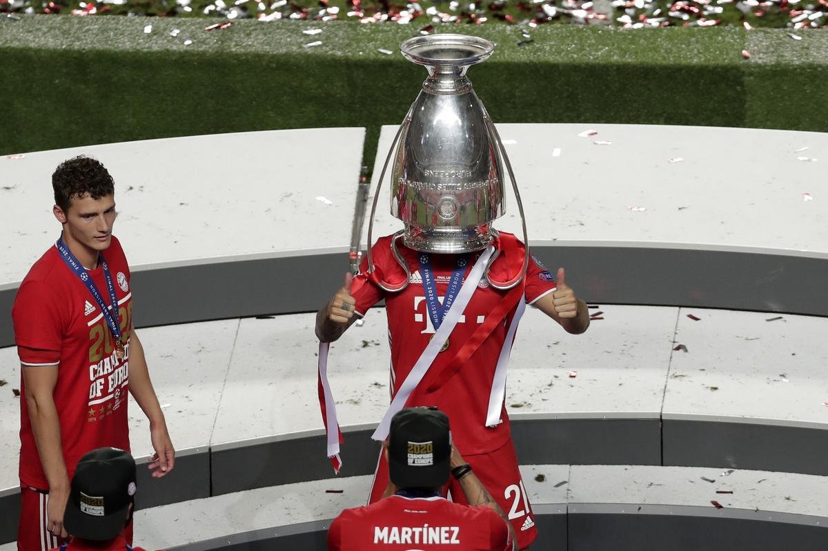 Bayern conquistou o hexa da Liga dos Campeões da Europa ao vencer o PSG por 1 a 0, neste domingo, no Estádio da Luz, em Lisboa. Coman marcou o gol do título alemão. Capitão Neuer ergue a taça junto aos seus companheiros.