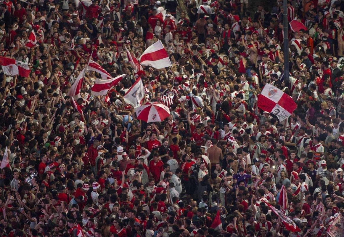 Festa da torcida do River Plate, pelo ttulo da Copa Libertadores, tomou o Centro de Buenos Aires neste domingo  noite. Celebraes na Avenida 9 de Julho, a principal da capital argentina, invadiram a madrugada. Clube chegou ao tetracampeonato continental com a vitria por 3 a 1 sobre o Boca, em Madri, na grande final.
