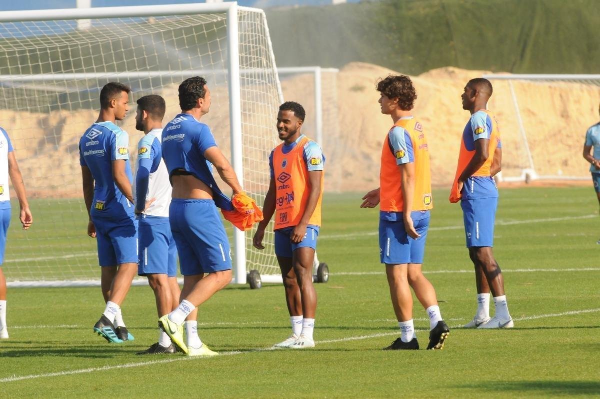 Cruzeiro fez nesta segunda-feira  tarde, na Toca da Raposa II, o ltimo treino em Belo Horizonte antes da partida contra o Internacional, quarta, no Beira-Rio, pela semifinal da Copa do Brasil. O tcnico Rogrio Ceni deve escalar Fbio; Edilson, Ded, Fabrcio Bruno (Leo) e Egdio (Dod); Henrique e Robinho; Marquinhos Gabriel; Thiago Neves e David; Pedro Rocha. Servindo  Seleo Colombiana, Orejuela est fora do jogo.