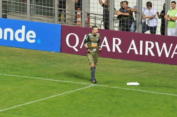 Depois de vitria do Atltico por 1 a 0 no tempo normal, Victor pegou trs pnaltis do Unin La Calera e levou o time alvinegro s oitavas de final da Sul-Americana