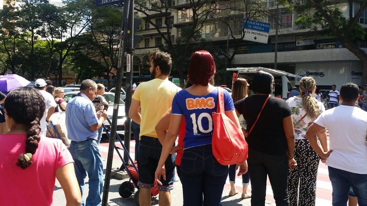 Torcedores do Cruzeiro saem s ruas com a camisa do clube, em dia de deciso
