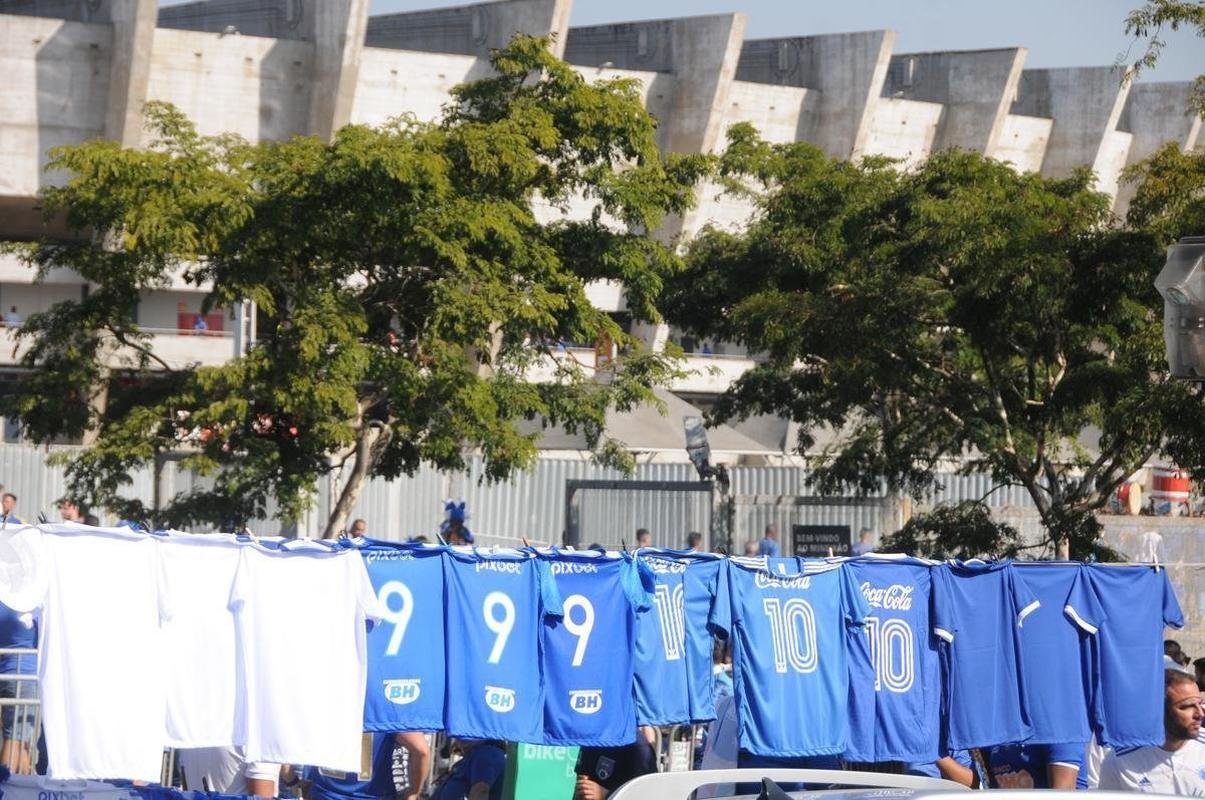 Chegada da torcida do Cruzeiro ao Mineiro para o jogo contra a Ponte Preta pela 13 rodada da Srie B do Campeonato Brasileiro. Estdio voltou a receber grande pblico