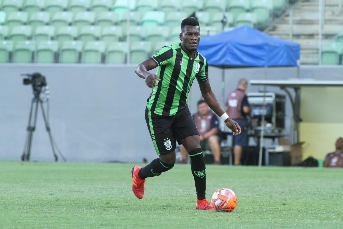 Lances da partida entre Amrica e Tupi. Coelho venceu no Independncia por 5 a 0