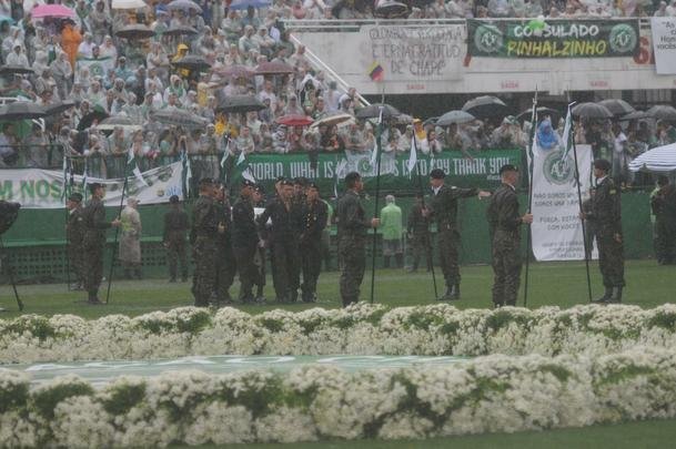 Chegada dos corpos  Arena emocionou a todos. Foi o reencontro dos heris com suas famlias