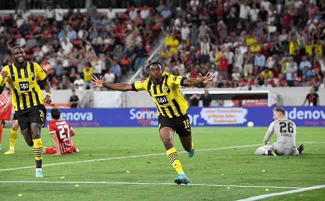 O atacante Youssoufa Moukoko marcou o gol da virada frente ao Freiburg