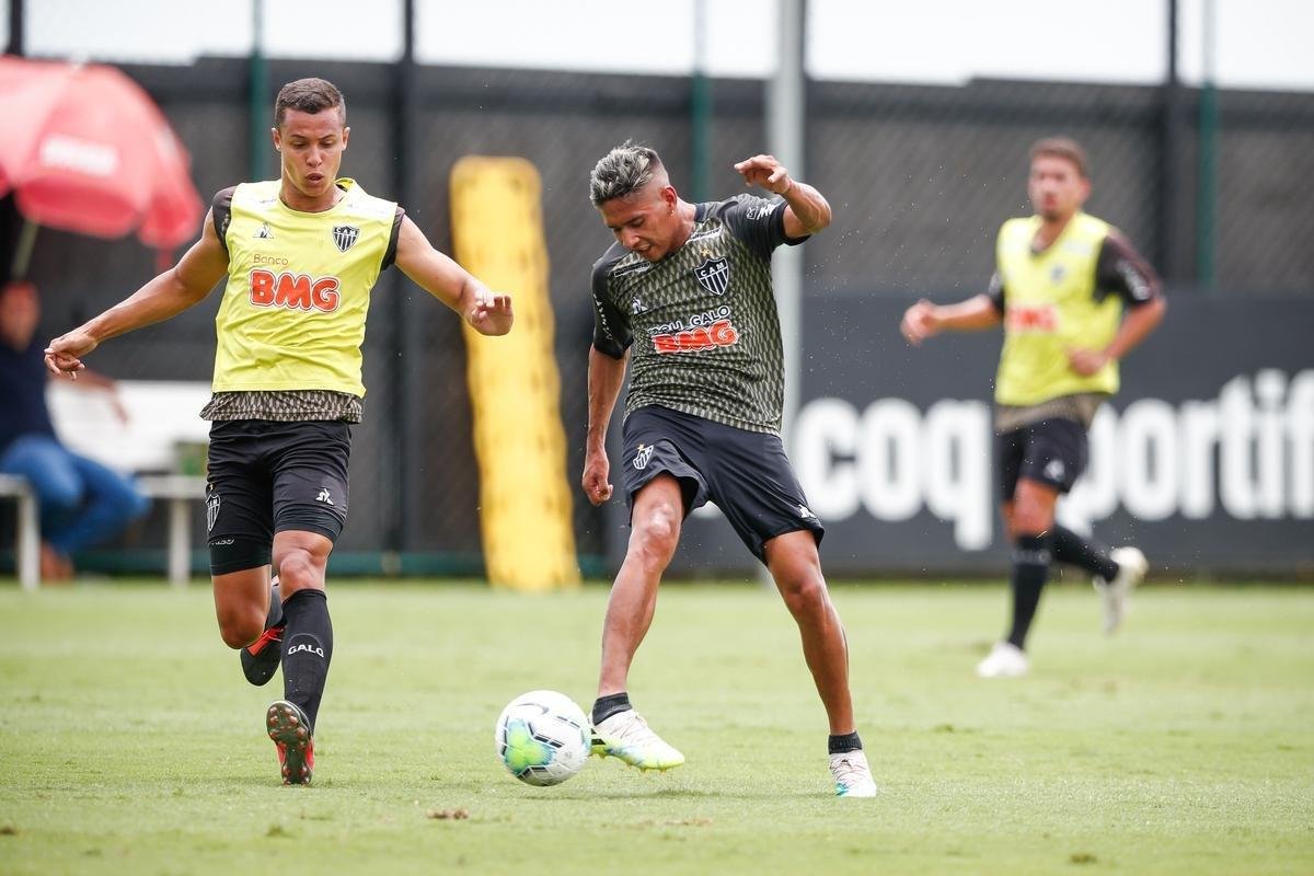 Imagens do primeiro treino de Eduardo Vargas pelo Atltico