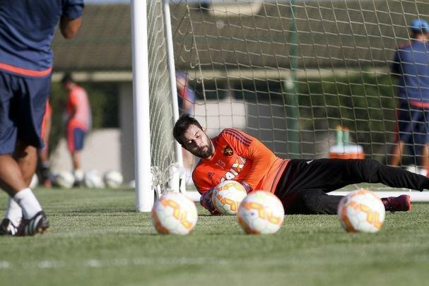 Terceiro goleiro durante toda sua passagem no Sport, Luiz Carlos só atuou em um jogo que o Sport utilizou os reservas, na Copa do Brasil de 2016