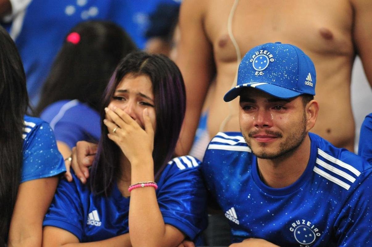 Depois de confirmar o acesso  Srie A com a vitria sobre o Vasco, jogadores do Cruzeiro foram  loucura no Mineiro. Nas arquibancadas, torcedores deliraram. Muitos tambm foram s lgrimas de emoo 