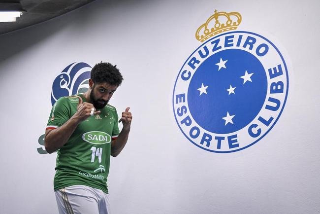 Cruzeiro se garantiu na decis�o do Sul-Americano de V�lei ao bater os argentinos do Policial Voley por 3 sets a 0, neste s�bado (5), no Gin�sio do Riacho, em Contagem. As parciais foram de 25/20, 29/27 e 25/16