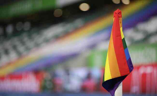 Bandeirinha de escanteio com as cores da bandeira LGBTQIA+