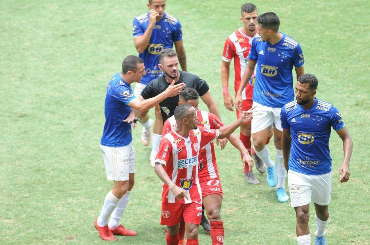 Edu empatou o jogo para o Cruzeiro diante do Villa Nova, no Independncia, pela oitava rodada do Campeonato Mineiro