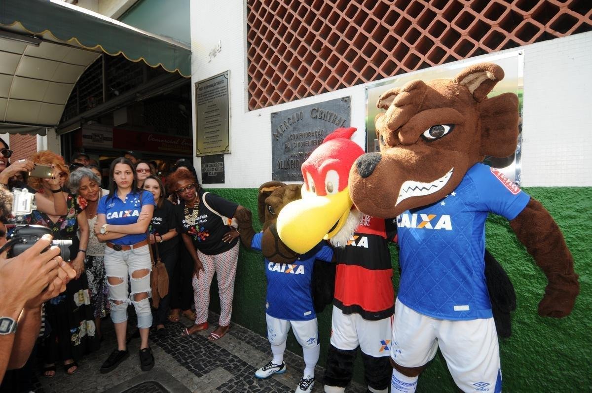Raposinho e Raposo levaram Urubu, mascote do Flamengo, para conhecer o Mercado Central de BH; teve assdio de torcedores e interesse do carioca pelo queijo mineiro