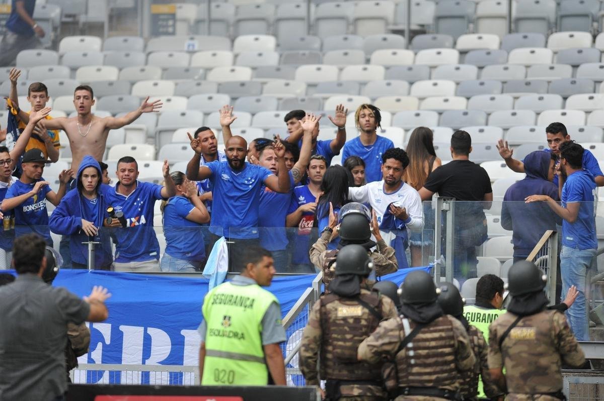 Depois de derrota do Cruzeiro para o Palmeiras e da confirmao do rebaixamento, Mineiro virou praa de guerra, com ira da torcida, depredaes e bombas