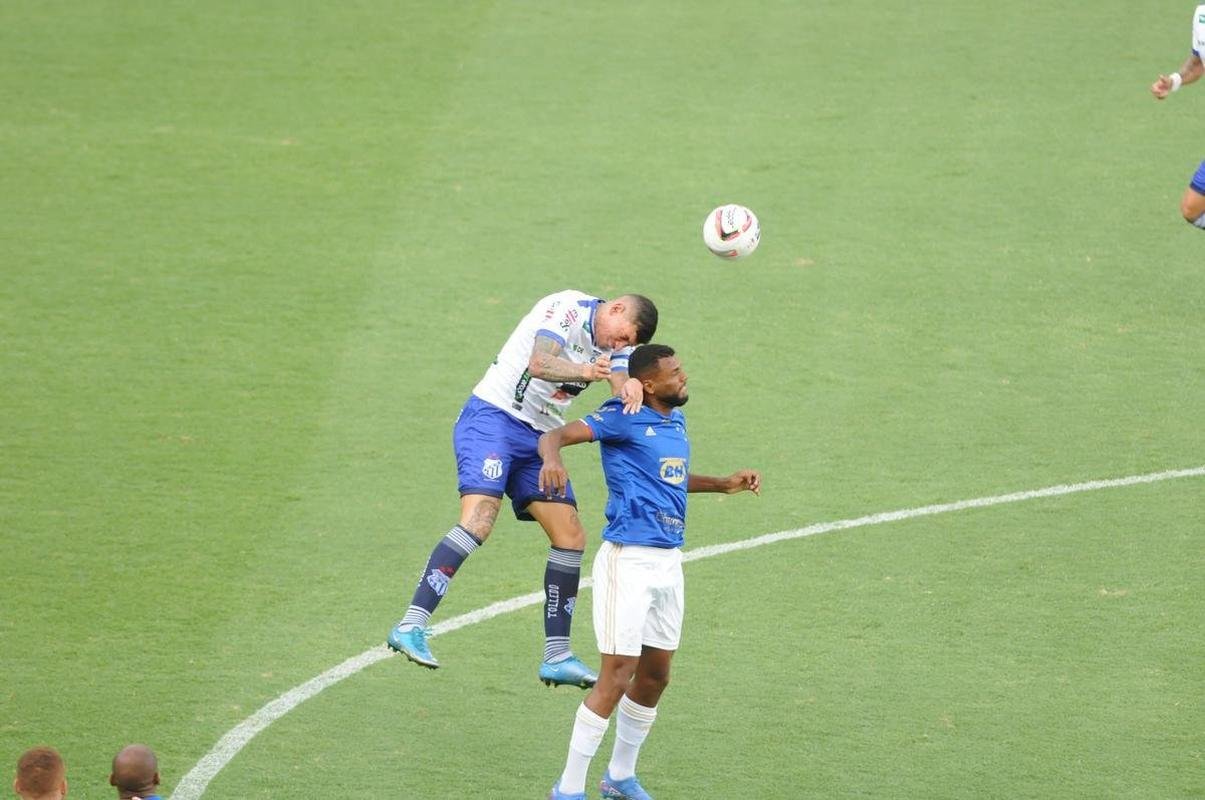 Cruzeiro goleou URT por 3 a 0 no Independncia com gols de Thiago, Machado e Edu em sua estreia no Mineiro. Ronaldo, dono da SAF, assistiu  partida no Horto. Duelo marcou estreia do tcnico uruguaio Paulo Pezzolano