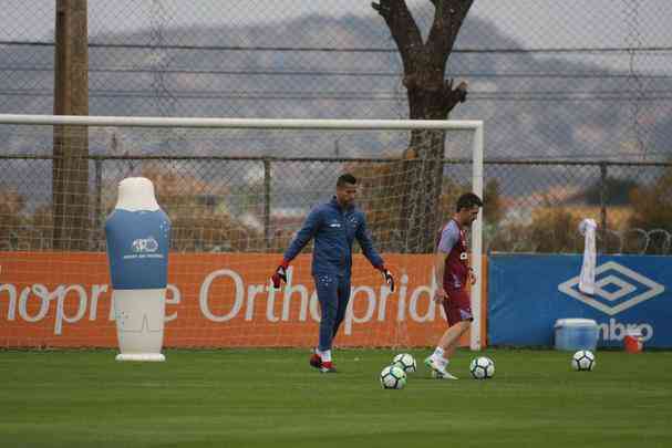 Goleiro Fbio vai a campo sob superviso de preparador Robertinho