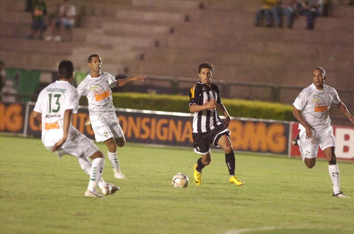 Quartas de final do Campeonato Mineiro de 2010 - No jogo de volta, no Ipatingo, Atltico e Amrica empataram por 2 a 2. O Galo avanou  semifinal. Z Lus e Carlos Alberto marcaram pelo Alvinegro.