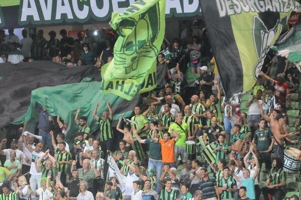 Imagens do duelo entre Amrica e CRB, no Independncia, pela 26 rodada da Srie B