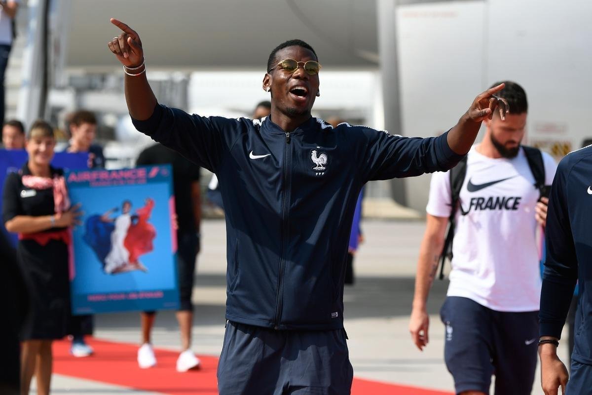 Aps conquistar o ttulo de campe do mundo, Seleo da Frana volta para casa e  recebida com festa no aeroporto de Paris