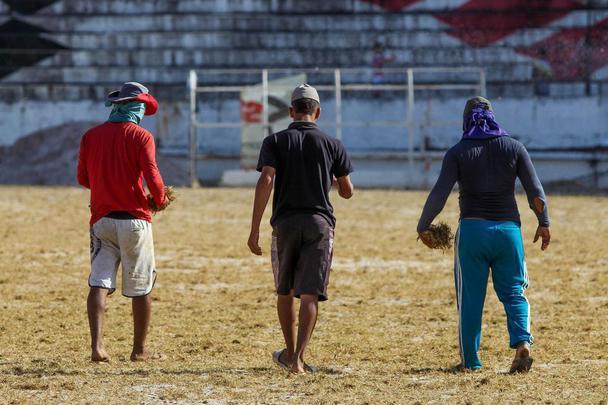 Enquanto aguarda a definição de quem será o treinador para iniciar montagem do elenco, Santa Cruz investe na reforma do gramado de seu estádio para receber as partidas da temporada 2020
