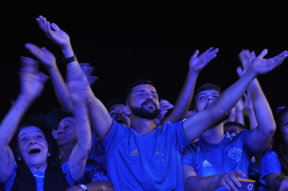 Nonato e Leandro, ex-laterais do clube, durante papo com o pblico de Conselheiro Lafaiete na Caravana do Cruzeiro