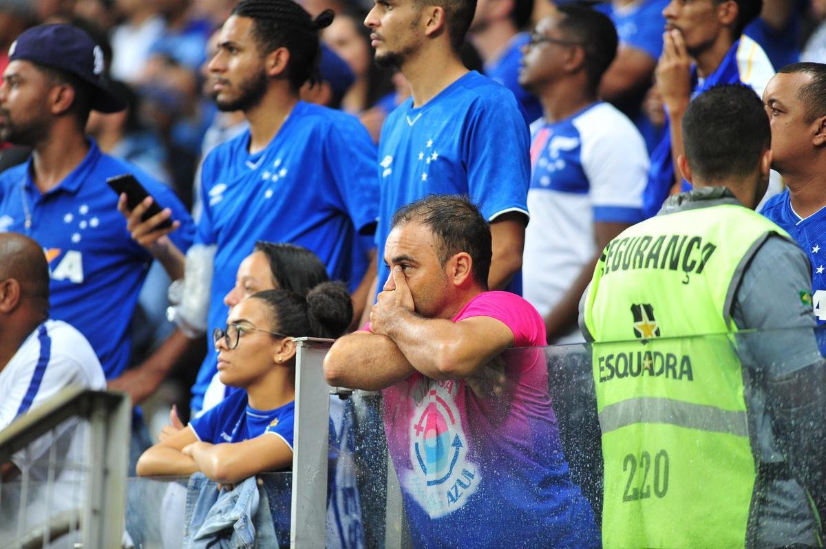 Reaes da torcida do Cruzeiro com o empate por 0 a 0 diante do Ava, no Mineiro