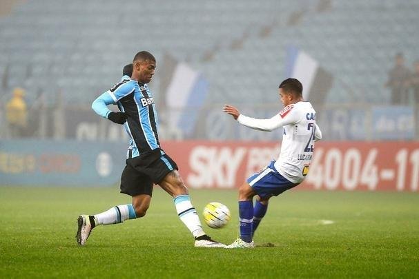 Sob forte neblina em Porto Alegre, Cruzeiro  batido pelo Grmio e vai para lanterna do Brasileiro