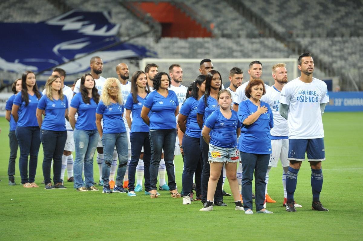 Mulheres foram homenageadas no Mineiro antes de jogo entre Cruzeiro e URT (Juarez Rodrigues/EM D.A Press)