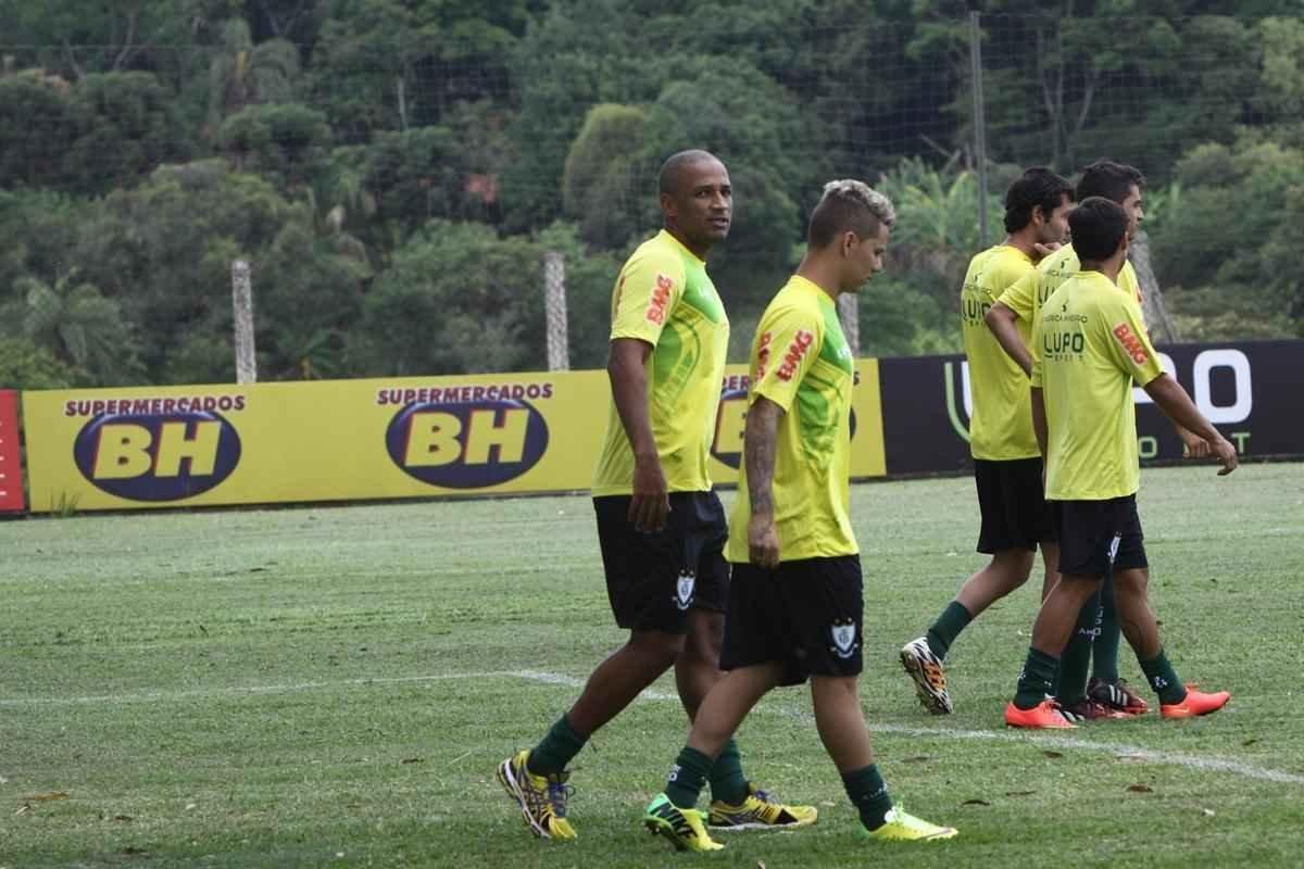 O elenco do Amrica se reapresentou para a temporada 2015 na tarde desta segunda-feira, no CT Lanna Drumond. Depois de reunio com integrantes do conselho de administrao, os jogadores foram para um campo secundrio, onde realizaram o primeiro trabalho com bola. O gramado principal passa por reformas.