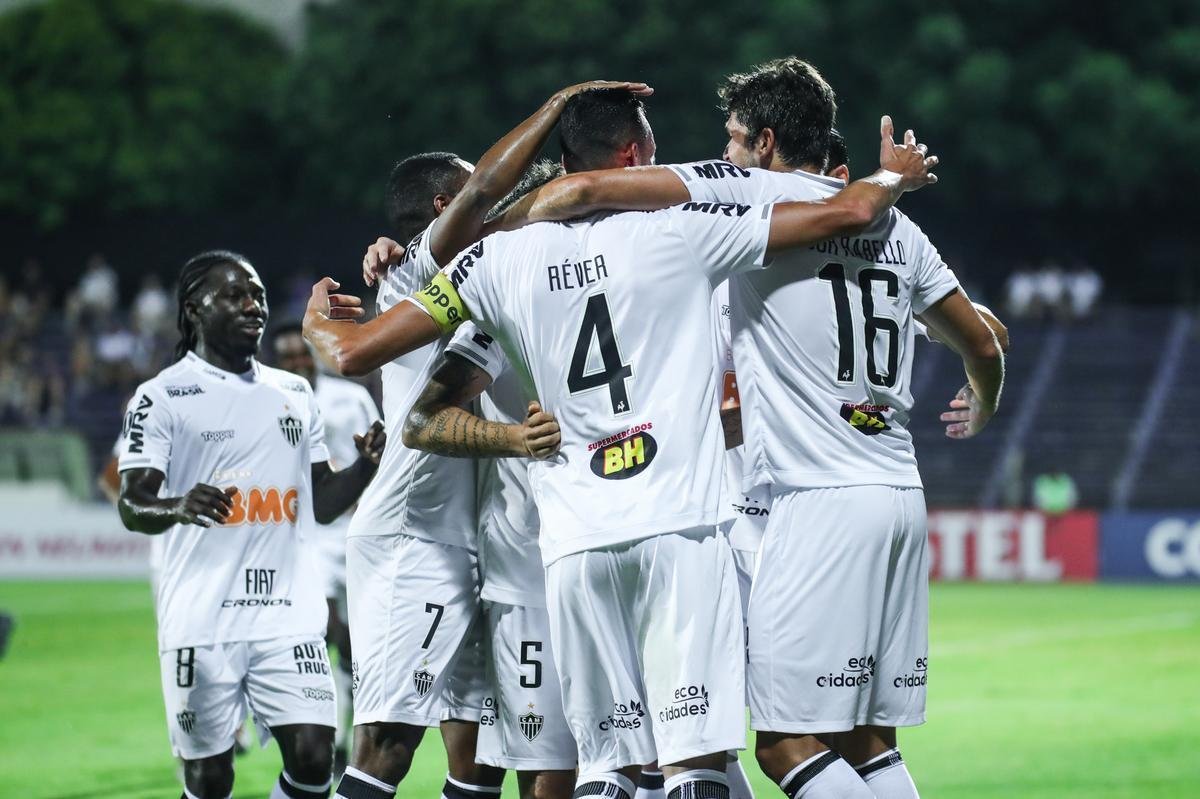 Imagens da partida entre Defensor e Atltico, em Montevidu, pela Libertadores