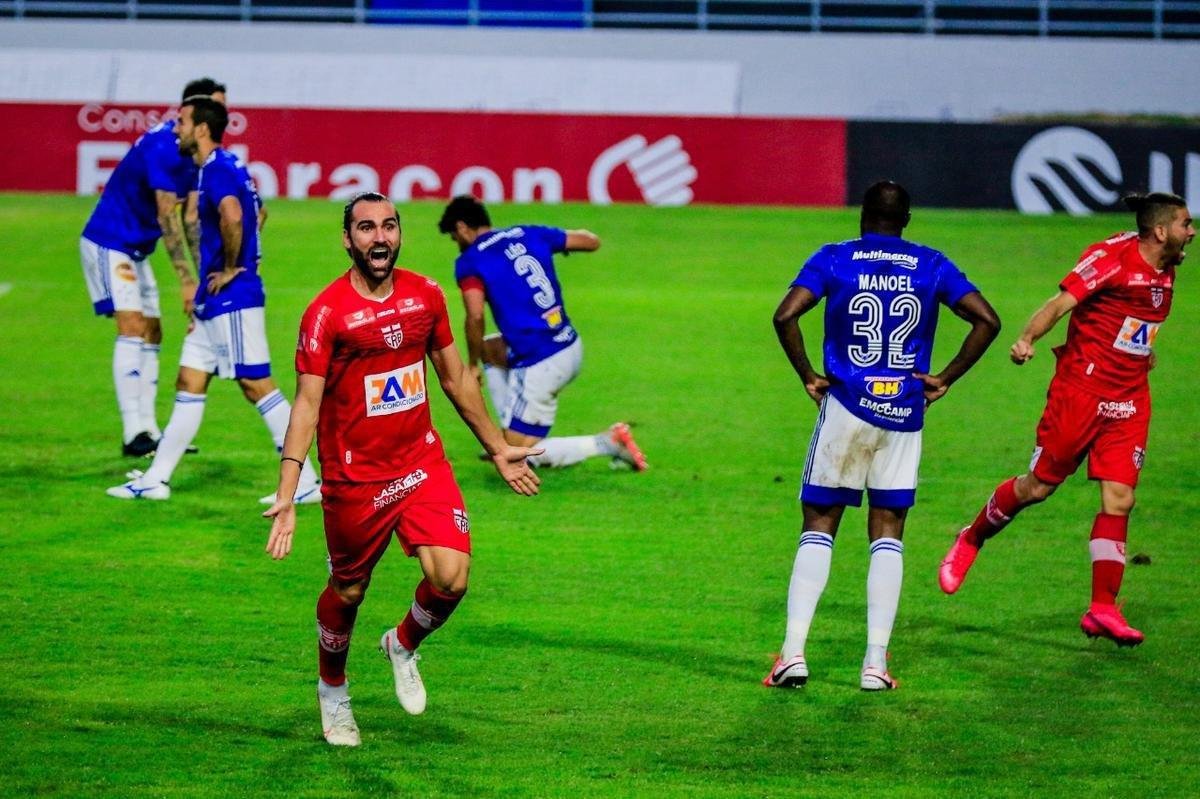 11- Eliminação na Copa do Brasil (agosto): o time de Enderson Moreira tinha uma missão hercúlea na terceira fase, já que havia perdido o duelo de ida para o CRB (2 a 0), em 11 de março, no Mineirão, sob o comando de Adilson Batista. O Cruzeiro começou até bem ao abrir o placar no fim do primeiro tempo, em chute cruzado do lateral-esquerdo Giovanni. Contudo, os alagoanos igualaram na etapa final e administraram o resultado. O maior campeão da competição, com seis títulos, despediu-se da edição de 2020 sem ganhar uma partida sequer.