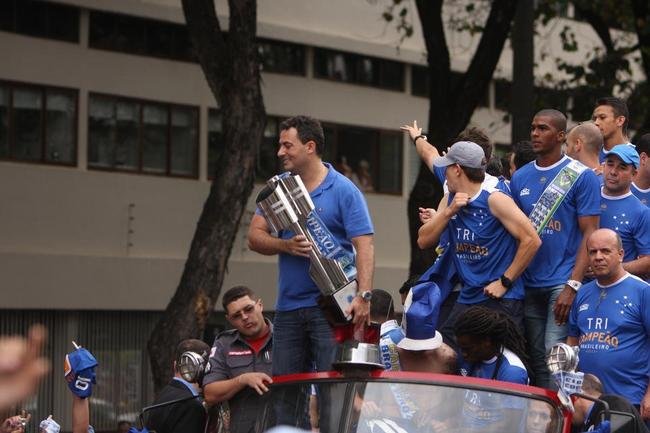 Depois de vencer o Vitria por 3 a 1 no Barrado, em Salvador, na noite de 13 de novembro de 2013, e confirmar o tricampeonato brasileiro, o Cruzeiro desembarcou em Confins numa quinta-feira e foi recebido por milhares de pessoas nas ruas de Belo Horizonte. O elenco desfilou em carro pela Avenida Antnio Carlos, pela Avenida Afonso Pena, no Centro, e foi em direo  sede do Barro Preto. Esta, sem dvida, foi a festa que envolveu o maior nmero de pessoas na capital mineira.
