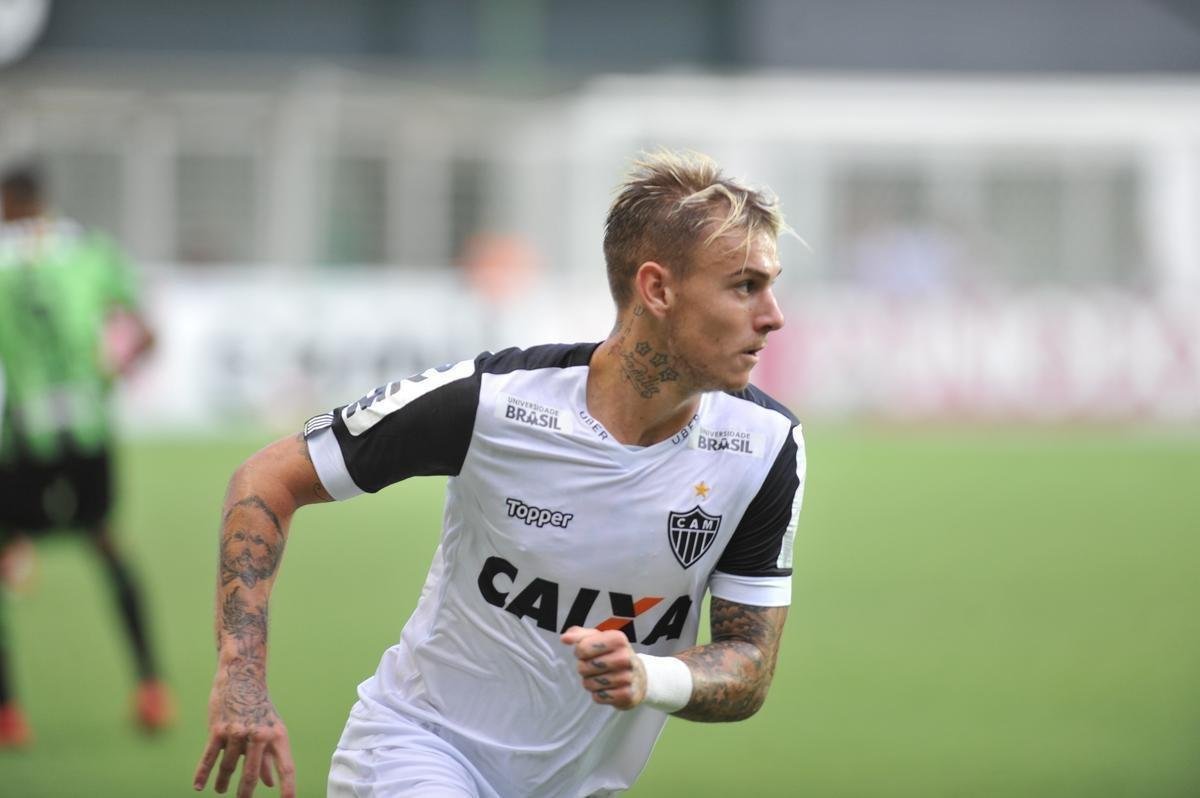 Depois de lances polmicos, Atltico confirmou vitria com gols de Rger Guedes e Ricardo Oliveira