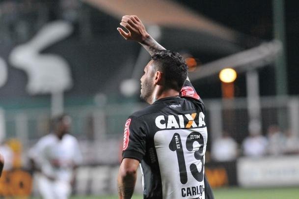 Carlos ampliou para o Atltico no Independncia e fez a festa da torcida