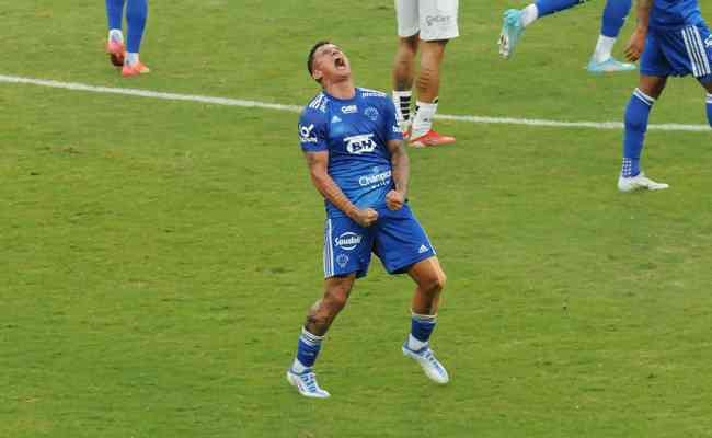 Edu marcou o primeiro gol da vitória do Cruzeiro sobre a Ponte Preta