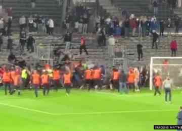 Confusão ocorreu no estádio do Angers, após o empate entre as duas equipes no Campeonato Francês