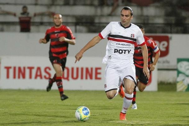 Outro uniforme do Santa Cruz para a temporada de 2014 vestido por Léo Gamalho