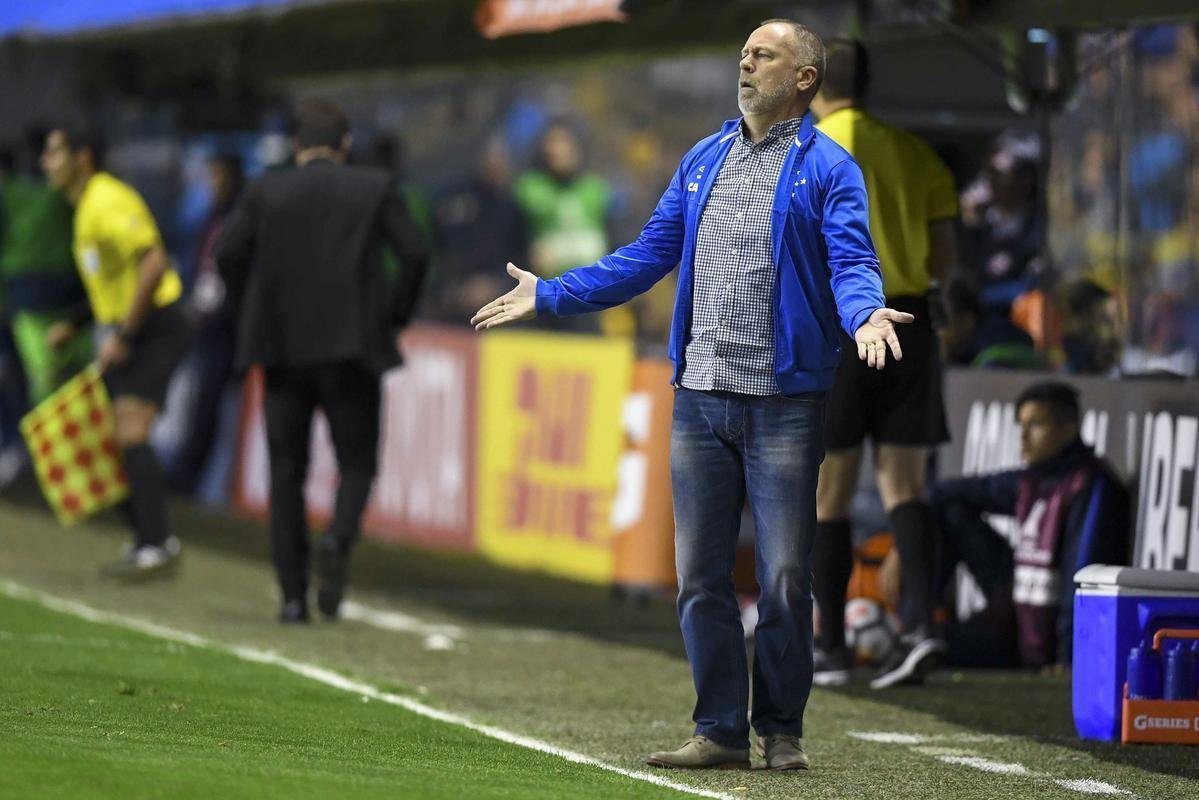Mano Menezes cobra jogadores do Cruzeiro durante duelo com o Boca Juniors