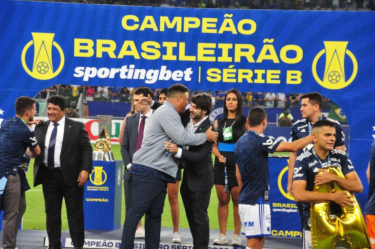 Cruzeiro levanta a taa da Srie B e faz festa no Mineiro