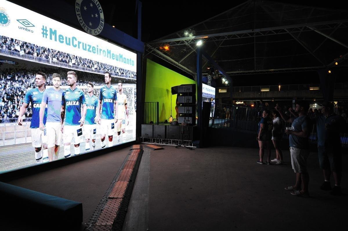 Com lanamento de uniforme e aes voltadas para o Dia Internacional da Mulher, Cruzeiro movimentou esplanada do Mineiro antes de jogo contra a URT (crdito: Juarez Rodrigues/EM D.A Press)