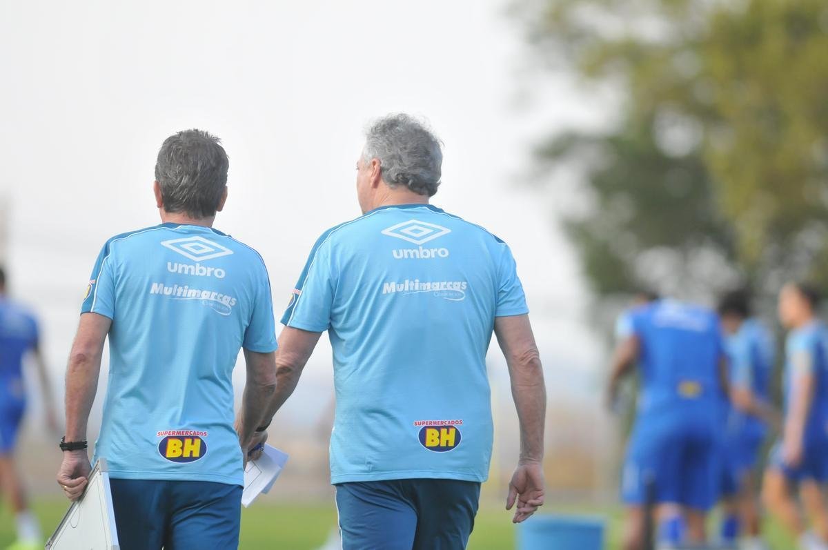 Fotos do primeiro treino de Abel Braga na Toca da Raposa II. Tcnico foi apresentado pelo Cruzeiro neste sbado e dirigir a equipe na segunda, s 20h, diante do Gois, no Serra Dourada, pela 22 rodada do Campeonato Brasileiro