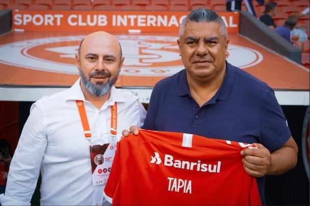Tapia também foi presenteado com uma camiseta do colorado