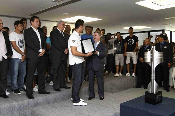 Governador Anastasia entregou uma placa aos campees brasileiros e recebeu uma camisa do Cruzeiro de presente, na Cidade Administrativa