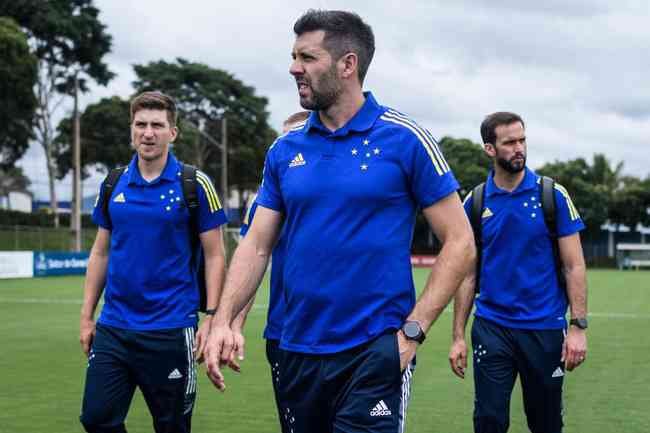 À espera de resolução de imbróglio no Cruzeiro na Fifa, Angulo participa de  treino na Toca - Superesportes