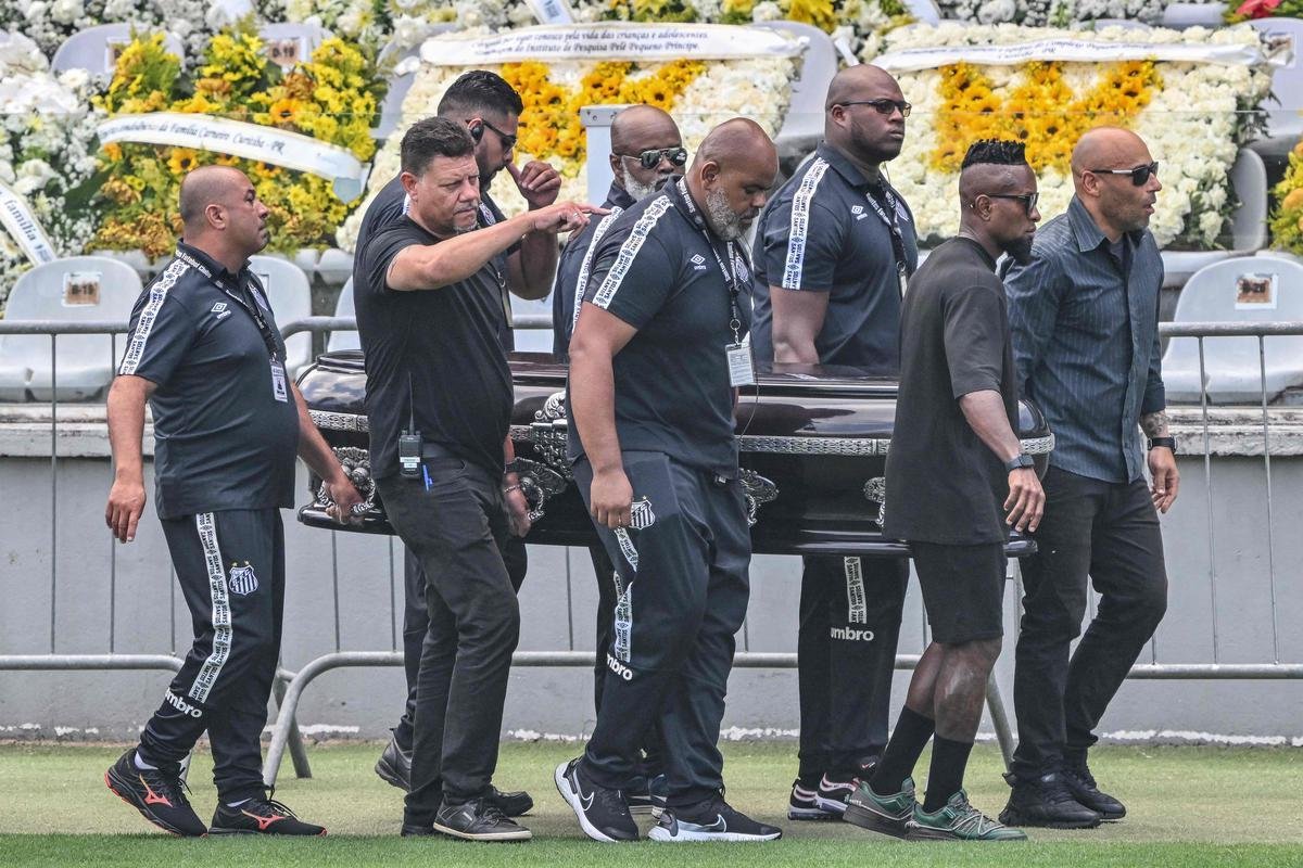 Corpo de Pel  velado na Vila Belmiro, estdio do Santos. 