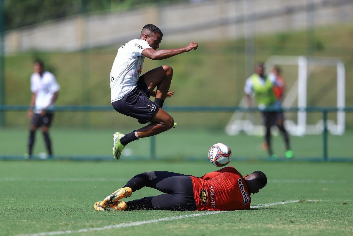 Fotos do coletivo entre profissionais e sub-20 do Atltico