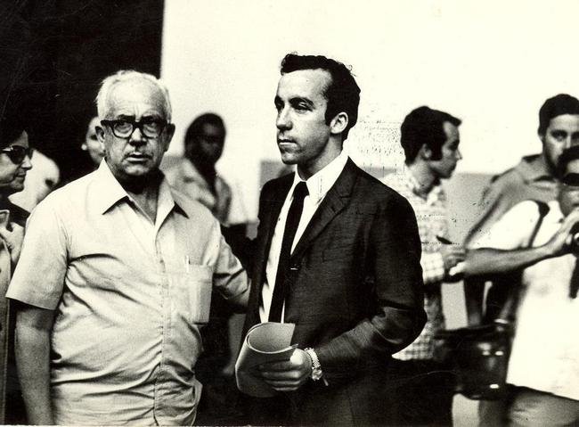 29/01/1970 - Embarque de Tosto, do Cruzeiro, para Houston, nos Estados Unidos, onde faria exames no olho esquerdo s vsperas da Copa do Mundo do Mxico. Craque celeste seria atendido pelo mdico Roberto Abdalla Moura, mineiro de Araguari, que atendia no Hospital Metodista de Houston. Na foto, Tosto ao lado do pai, Osvaldo Andrade.